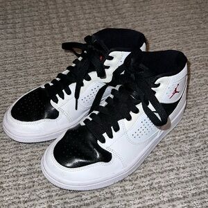 Black and white Nike Jordans. Sz 3.5 Y. Worn one season 🖤